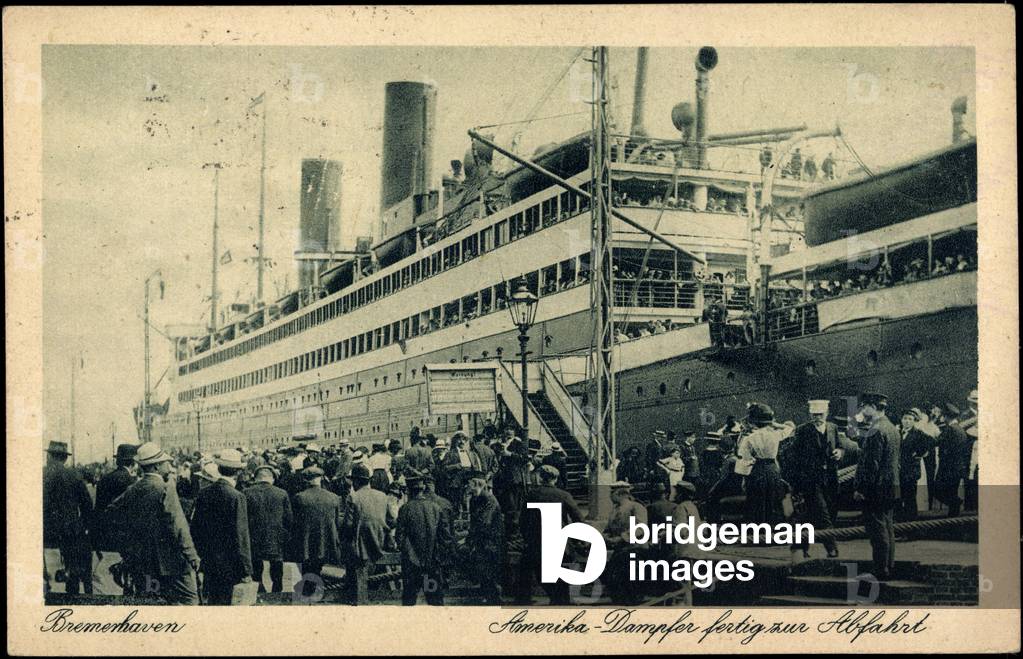 Bremerhaven, HAPAG steamer at departure