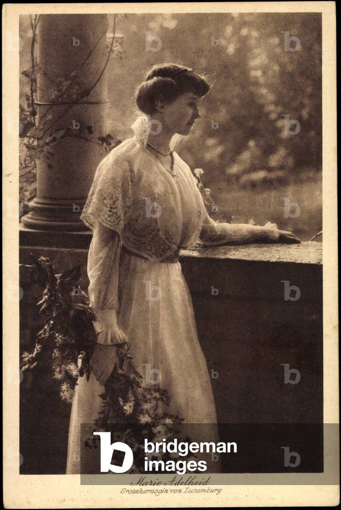 Ak Grand Duchess Marie Adelheid of Luxembourg, bouquet of flowers (b/w photo)