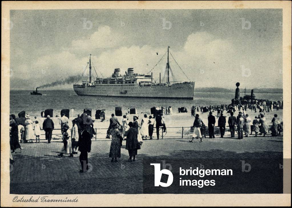 Lübeck Travemünde, steamer on the beach, spectators
