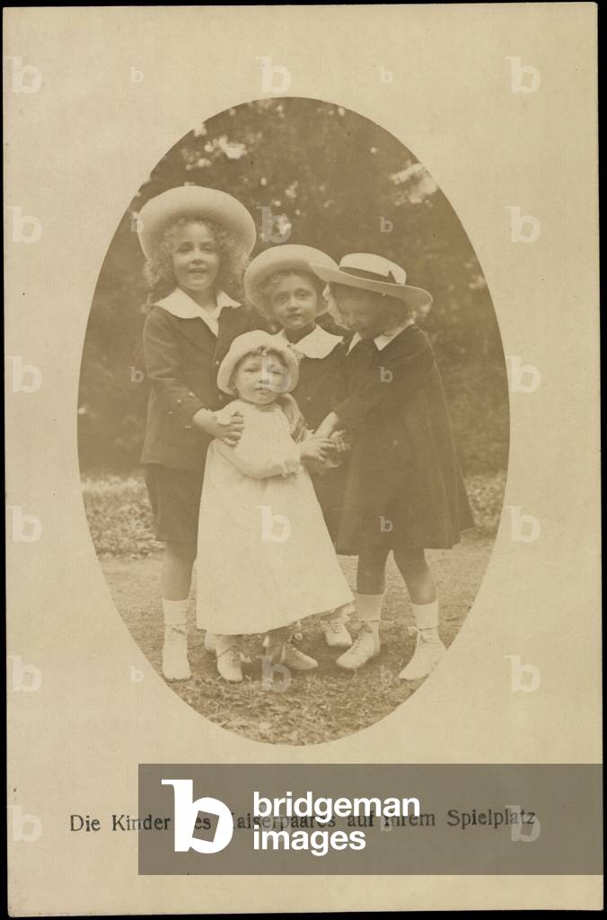 Passepartout Ak The children of the imperial couple on their playground (b/w photo)