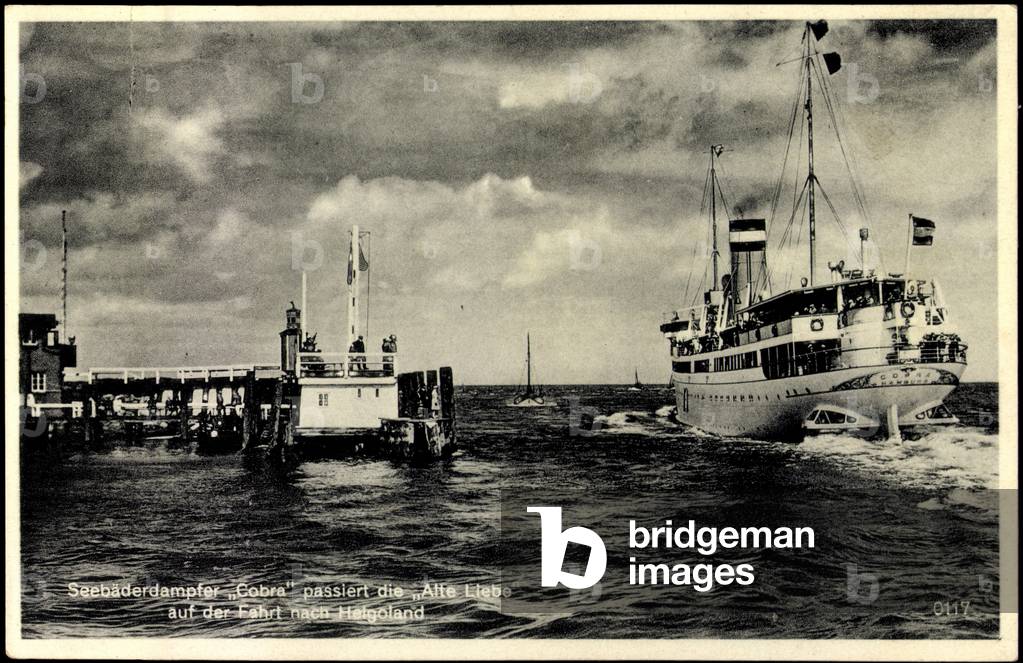 Sea Bathing Steamer Cobra passes Old Love, Hapag