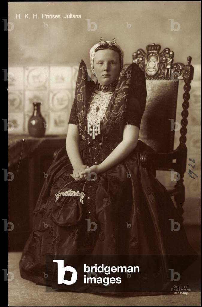 Ak H.K.H. Prinses Juliana, Princess Juliana of the Netherlands, folk costume (b/w photo)