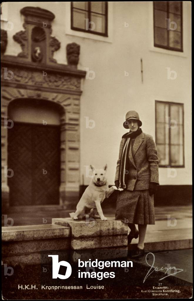 Ak Portrait of Crown Princess Louise with Dog in front of the Castle (b/w photo)