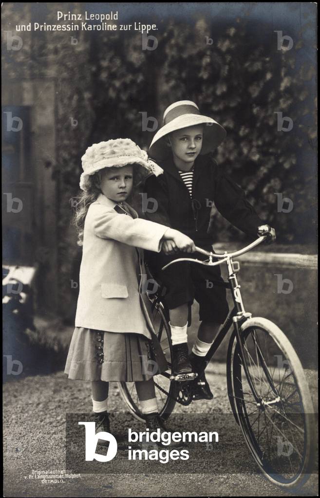 Ak Prince Leopold and Princess Karoline zur Lippe, Bike (b/w photo)