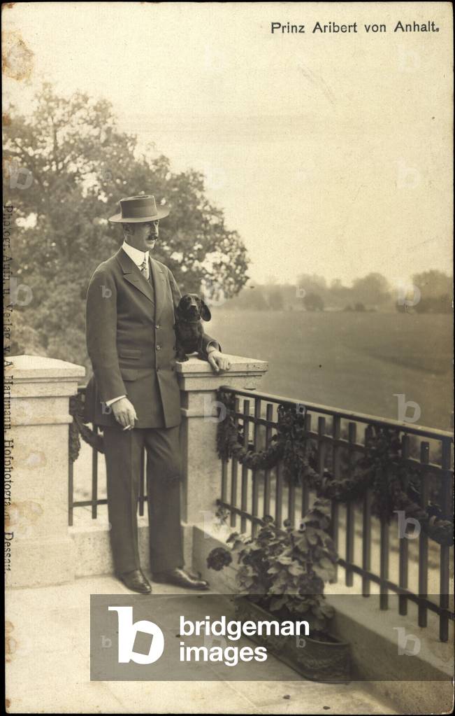 Ak Prince Aribert von Anhalt with his dachshund (b/w photo)