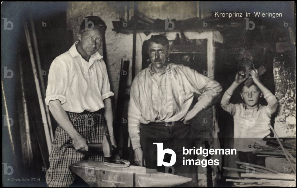 Ak Crown Prince William of Prussia at a blacksmith (b/w photo)