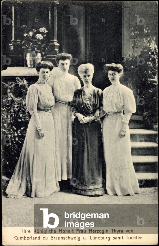 Ak Frau Duchess Thyra von Cumberland zu Brunswick, daughters (b/w photo)