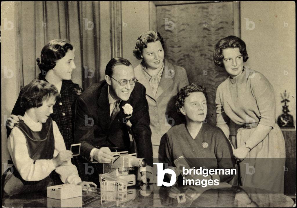 Prince Bernhard, Queen Juliana, slide projector
