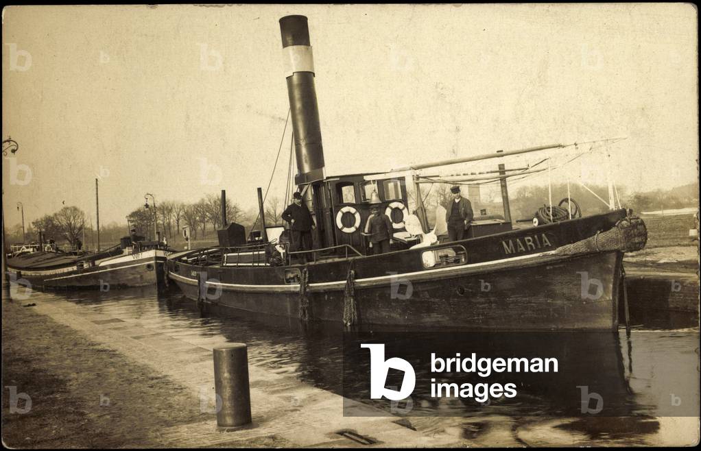Photo cutter Maria in the canal, crew, tugs