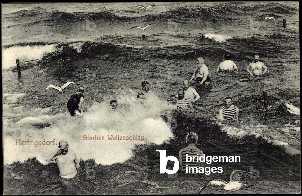 seaside resort Heringsdorf, bathers in the sea with strong waves, seagulls