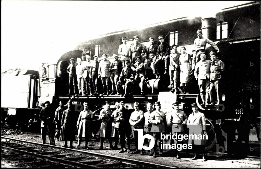 Photo German steam locomotive, crew in front of P8