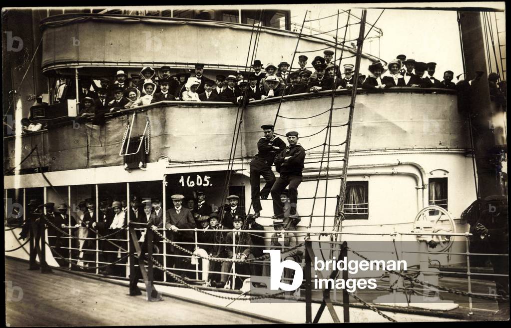 Photo crew of a steamer, group photo, sailors