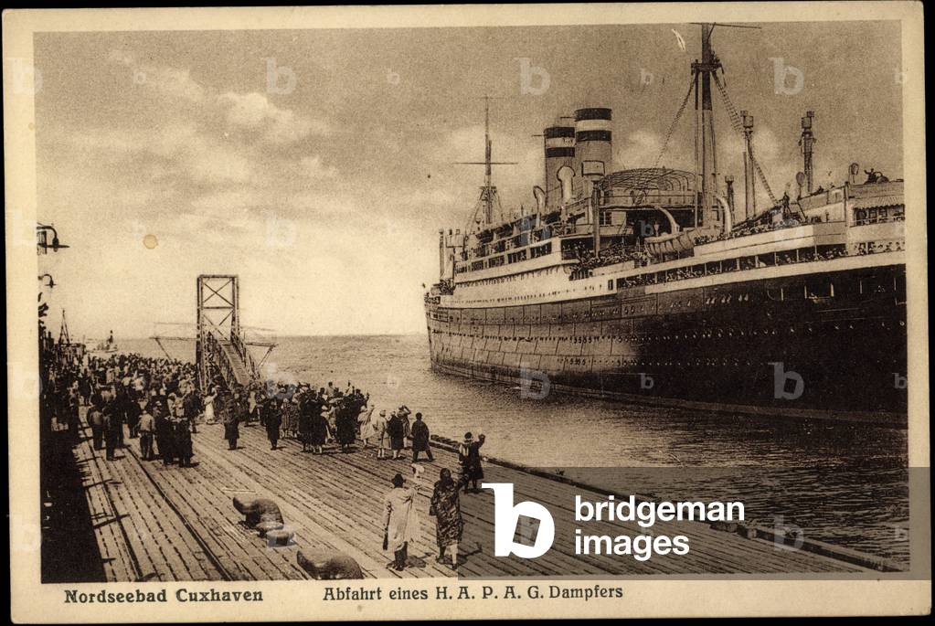 Cuxhafen, departure of a HAPAG steamer, spectators