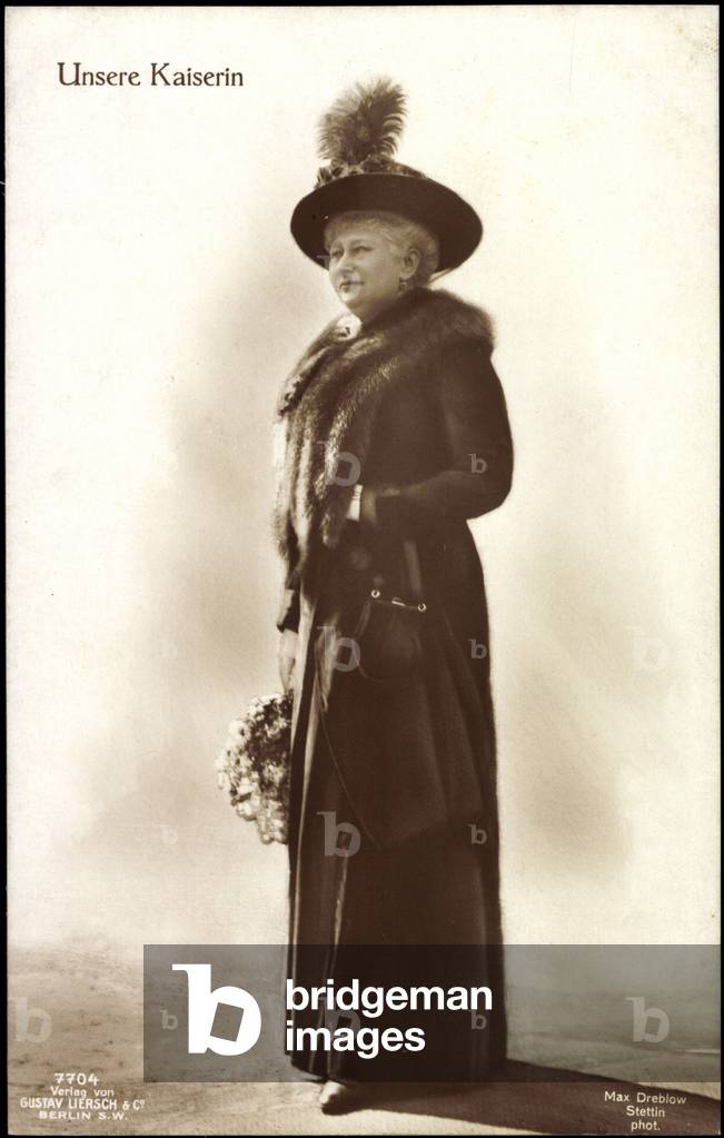 Empress Viktoria Luise, standing portrait, fur coat