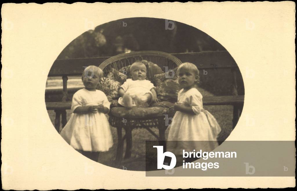 Photo Ak Princesses Maria Antonia with Maria Adelgunde of Saxony Sigmaringen (b/w photo)