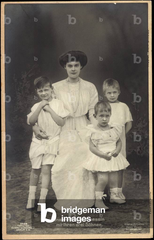 Ak Crown Princess Cecilie of Prussia with her three sons, Liersch 3468 (b/w photo)