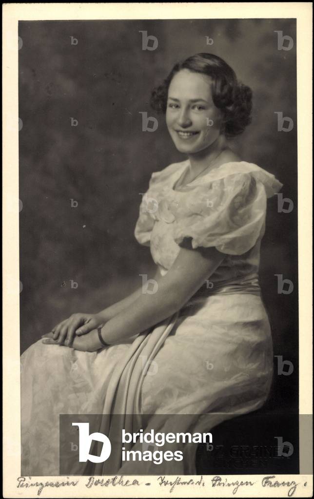 Photo Ak Princess Dorothea of Bavaria, seat portrait (b/w photo)