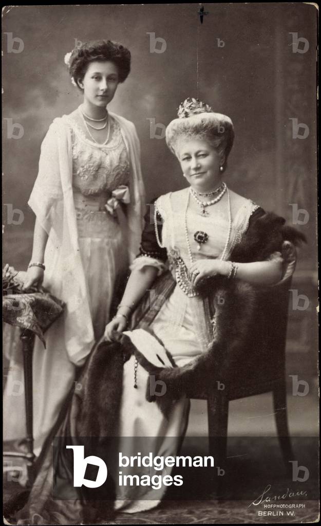 Ak Empress Auguste Viktoria with Princess Viktoria Luise (b/w photo)