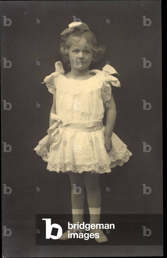 Photo Ak Comtesse Törring, Toddler, White dress (b/w photo)