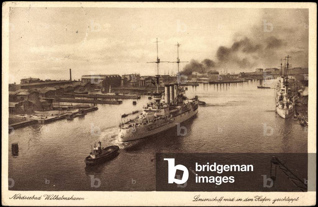 Wilhelmshaven, liner ship is towed to port