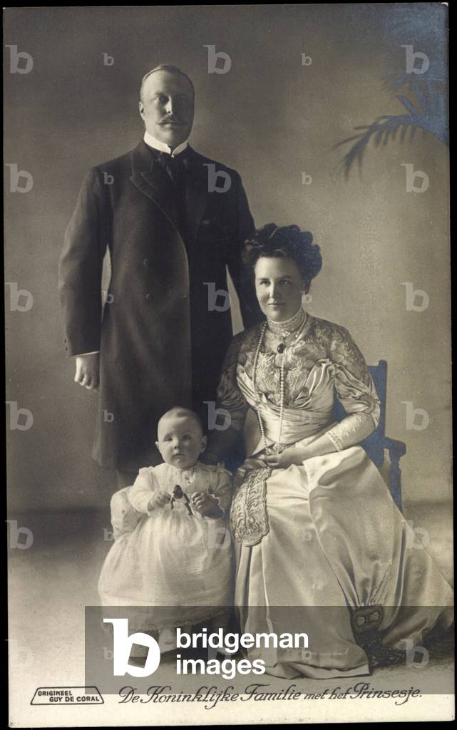 Ak De Koninklijke Familie met het Prinsesje, Wilhelmina, Hendrik, Juliana  (b/w photo)