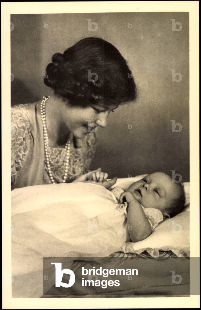 Ak Crown Princess Friederike of Greece with Princess Sophia (b/w photo)