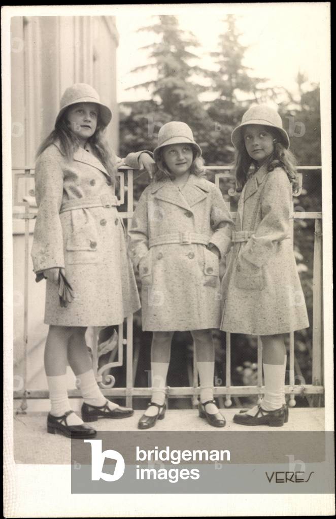 Ak Archduzoesses Margit, Anna Theresia, Ilona v Austria, flower wreath in hair (b/w photo)