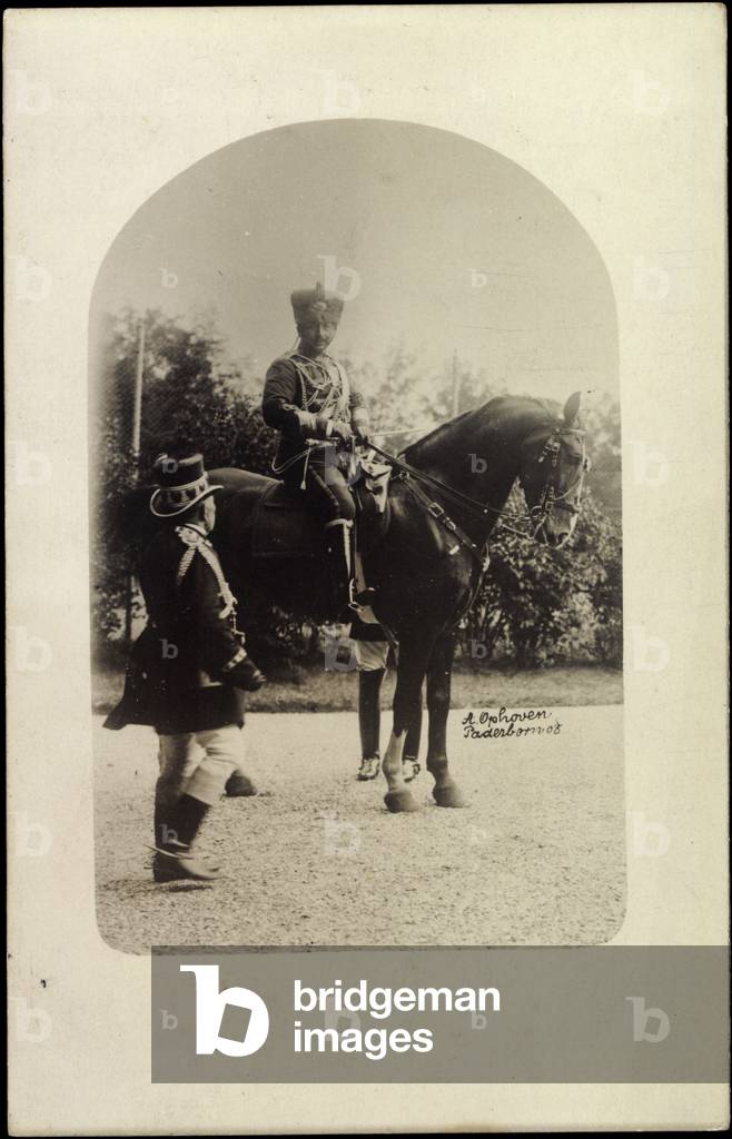Photo Ak Emperor Wilhelm II of Prussia on horseback, Husarenuniform (b/w photo)