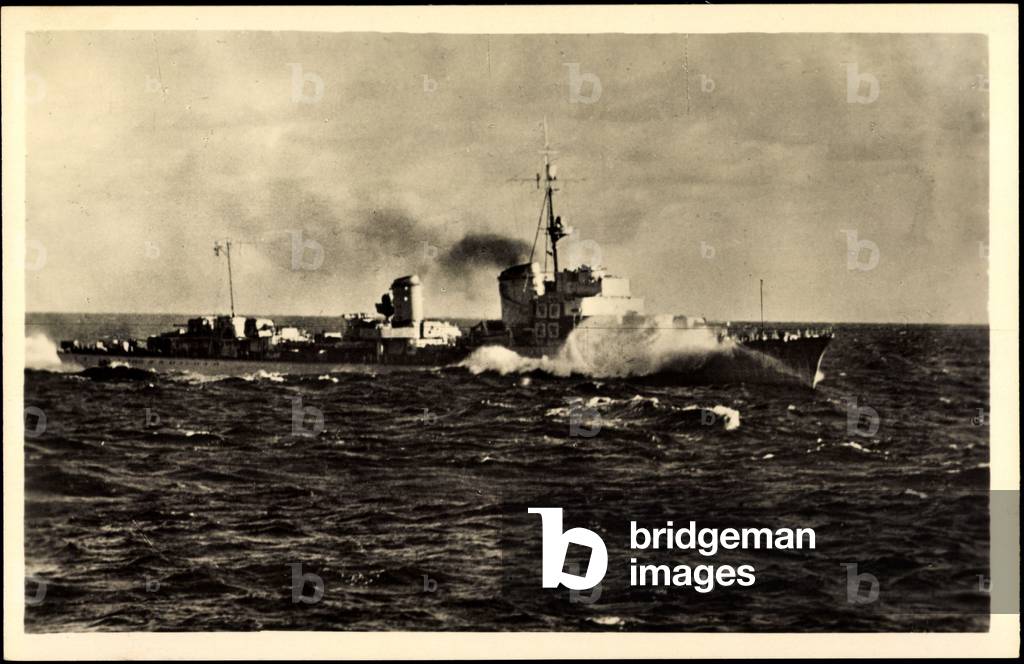 Destroyers in the North Sea while driving, steam, waves