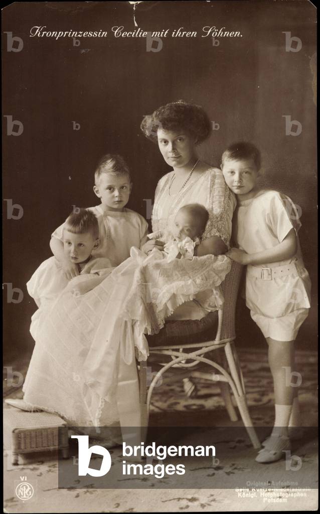 Ak Crown Princess Cecilie of Prussia with her sons, NPG (b/w photo)