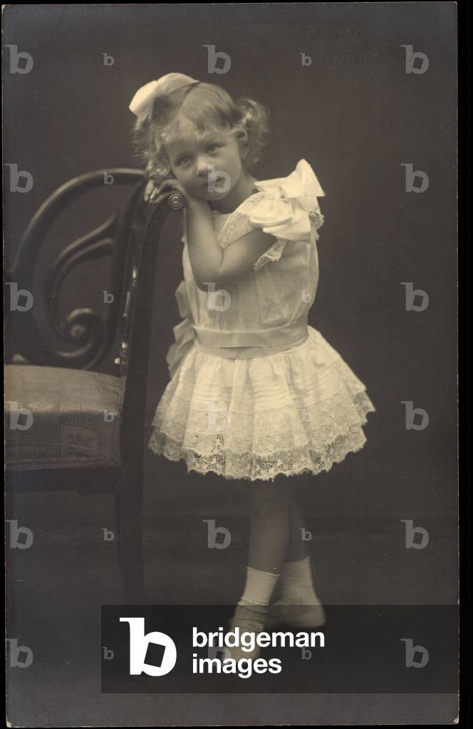 Photo Ak Comtesse Törring, Toddler, Portrait on an armchair (b/w photo)
