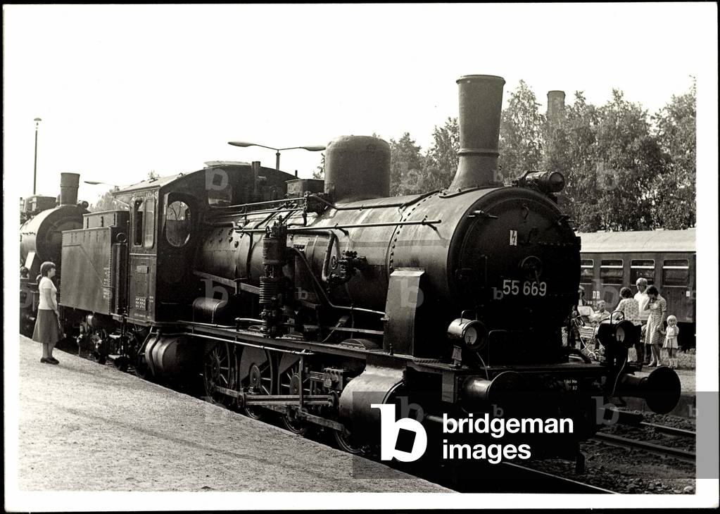 Photo German steam locomotive at the station, 55 669