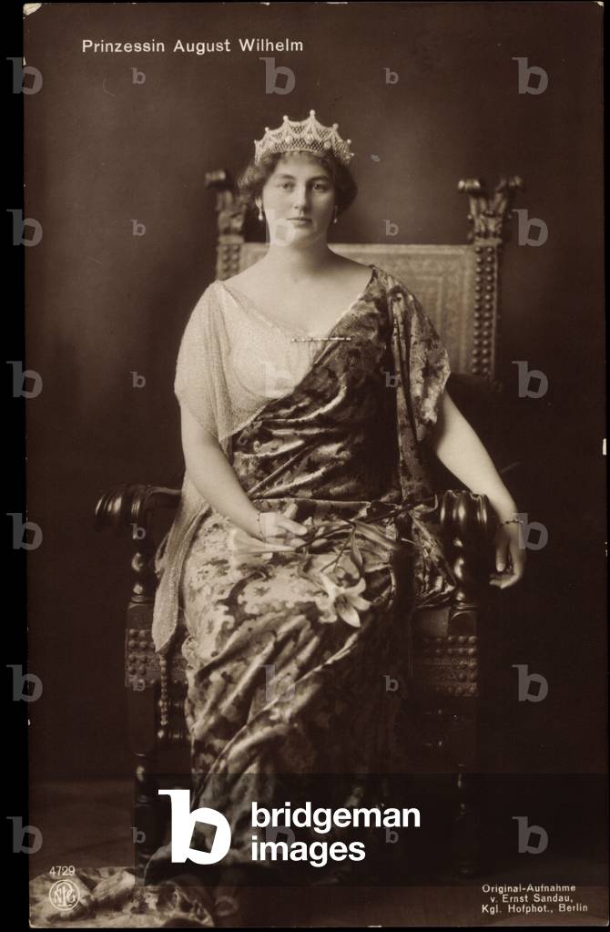 Ak Prinzessin August Wilhelm, armchair, crown, robe, NPG 4729 (b/w photo)