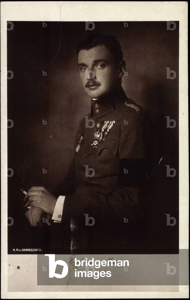 Ak Archduke Max of Austria, cigarette, uniform, badge, BKWI 947 (b/w photo)