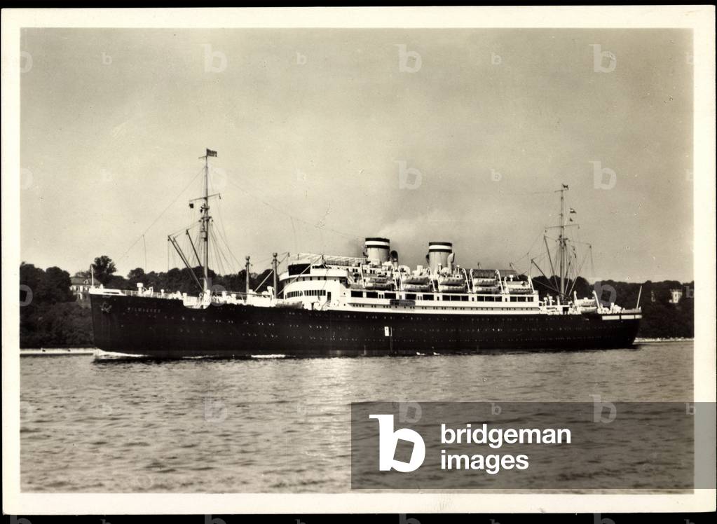 Steamship Milwaukee on the shore in motion, HAPAG