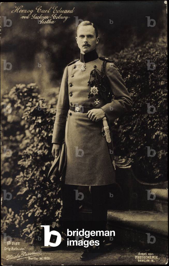 Ak Duke Carl Eduard of Saxony Coburg Gotha, Uniform, Knife (b/w photo)