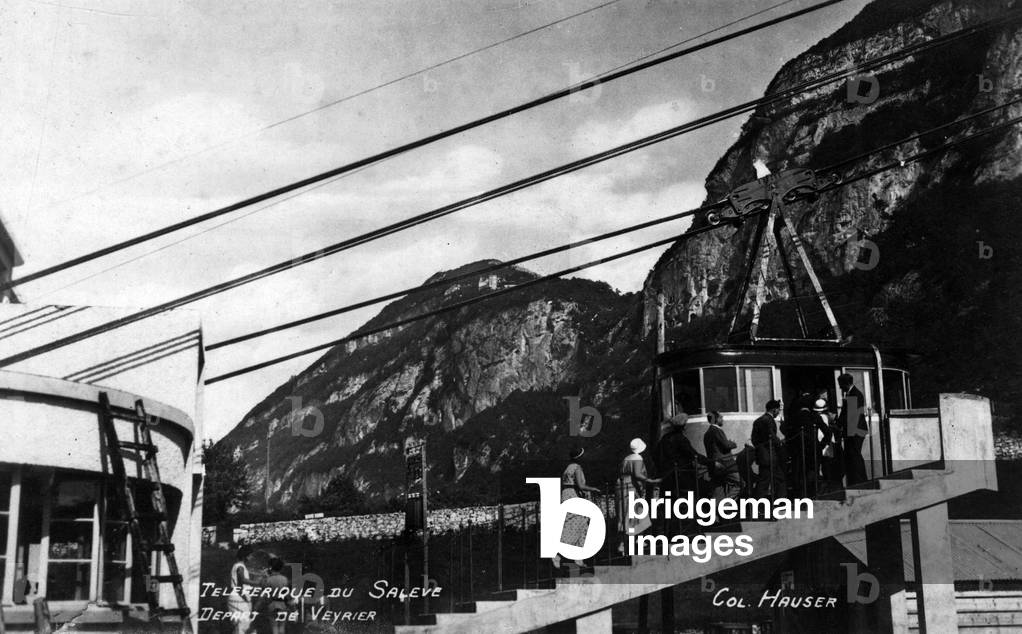 Depart of tourists in the Saleve to Veyrier teleferic.