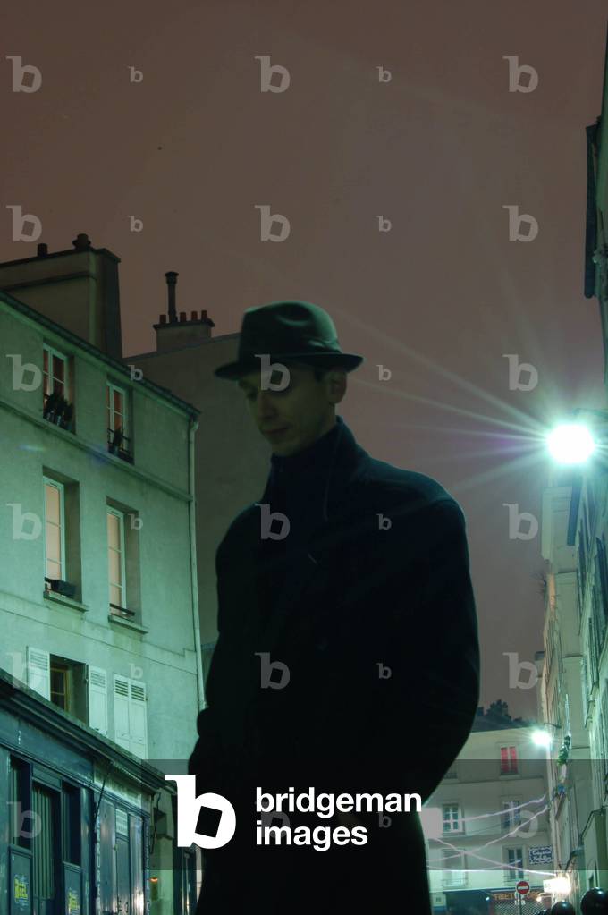 Rue de Paris la nuit, Montmartre district. Photography.