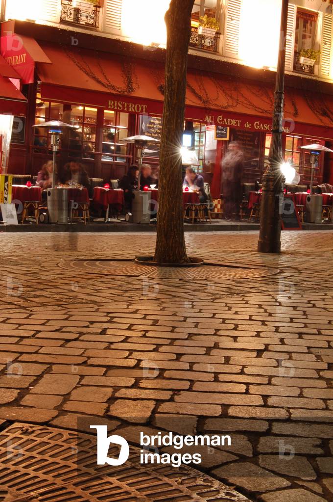 Rue de Paris la nuit, Montmartre district. Photography.
