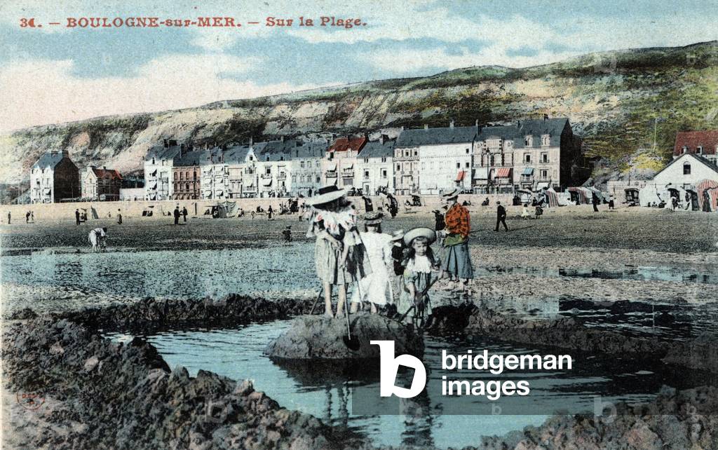 Children's games on the beach of Boulogne sur Mer (Boulogne-Sur-Mer, Pas de Calais). Postcard, 20th century.