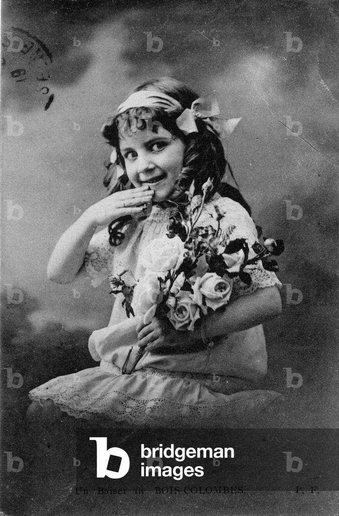 A kiss from Bois Doves. Little girl making the gesture of kissing with a bouquet of roses in her hands. Postcard sent in 1919, 20th century.