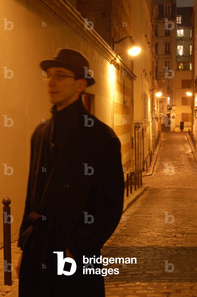 Rue de Paris la nuit, Montmartre district. Photography.