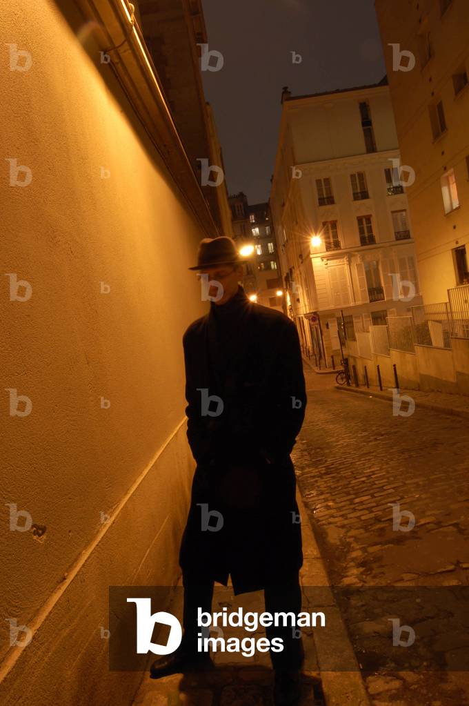 Rue de Paris la nuit, Montmartre district. Photography.