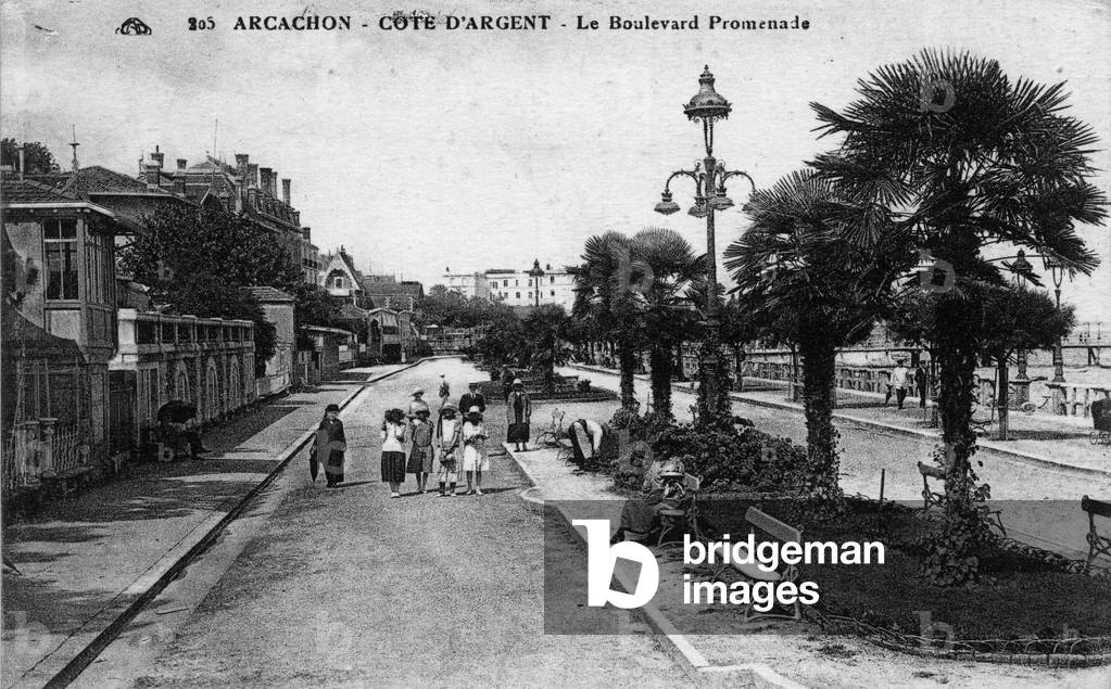 Boulevard promenade d'Arcachon on the Cote d'Argent (Gironde, Aquitaine). Postcard, 20th century.