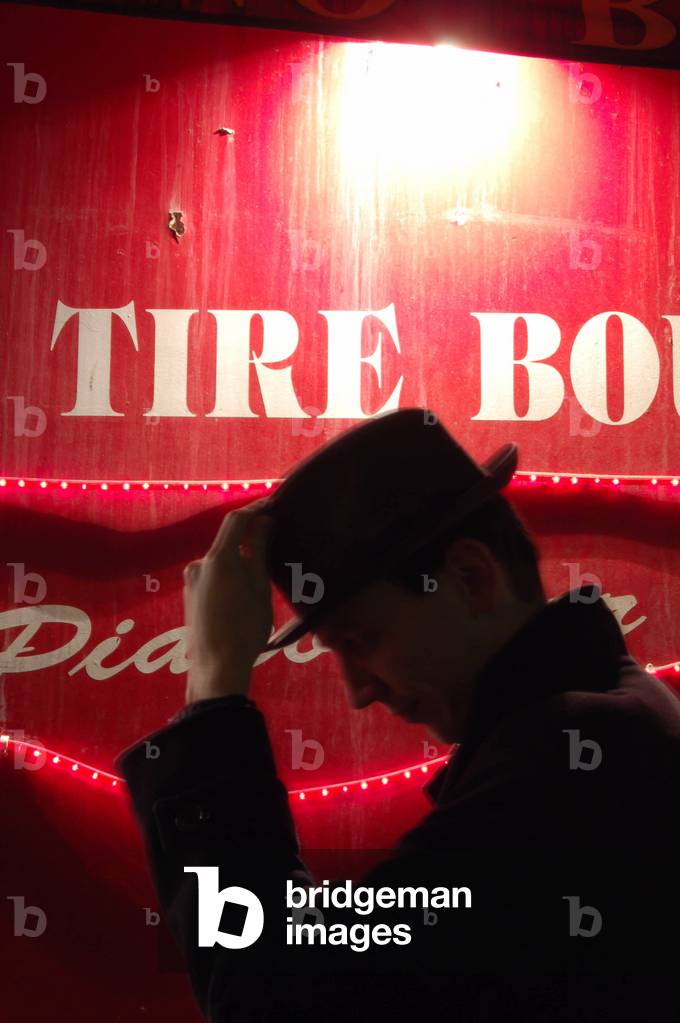 Rue de Paris la nuit, Montmartre district. Photography.