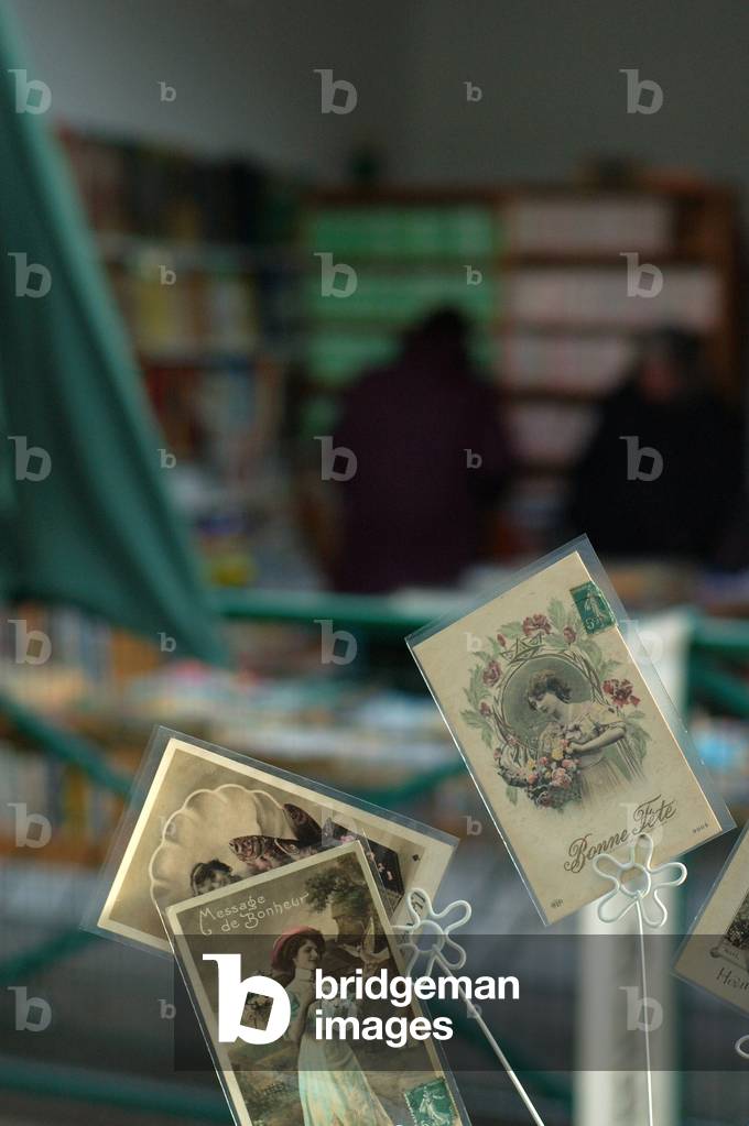 View of the flea market from Clignancourt to Saint Ouen (Saint-Ouen) near Paris.