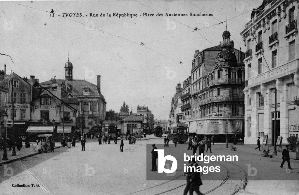 View of the city of Troyes (l'Aube, Champagne-Ardenne): rue de la Republique, Place des Anciennes butcheries. Postcard, 20th century.