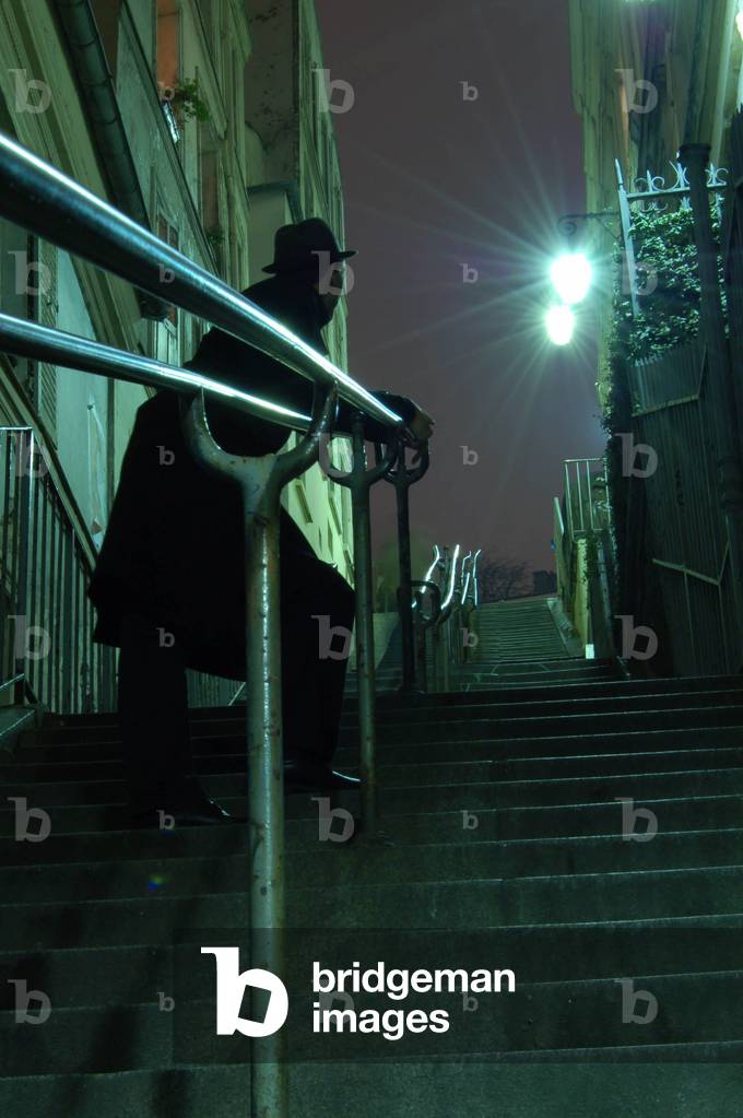 Rue de Paris la nuit, Montmartre district. Photography.