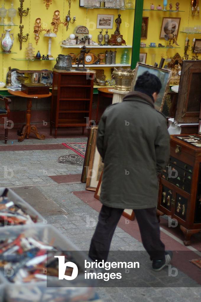 View of the flea market from Clignancourt to Saint Ouen (Saint-Ouen) near Paris.