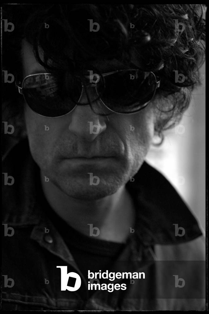 Portrait of Georges Betzounis, singer and guitarist.